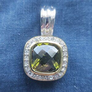 PENDANT WITH GREEN FACETED GLASS CENTER STONE SURROUNDED BY RHINESTONES